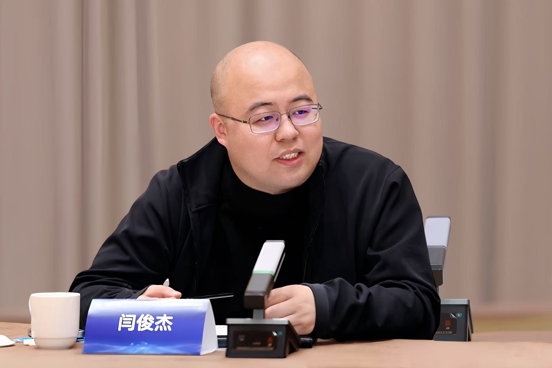 2025中国互联网企业家座谈会丨闫俊杰——MiniMax创始人兼CEO_协会动态_中国互联网协会